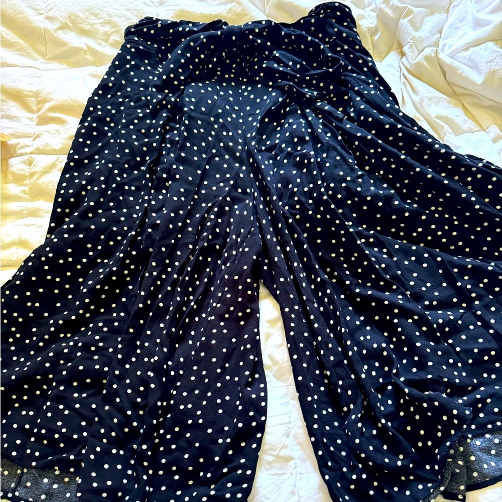 Adorable front or back bow tie zip up wide leg shorts